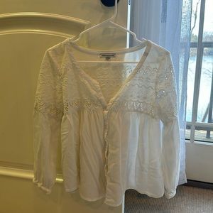 WHITE LACE BLOUSE BY AMERICAN EAGLE